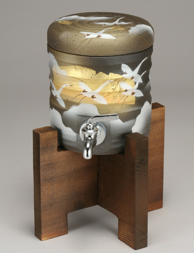 【未使用・新品】九谷焼銀彩 焼酎サーバー 木製土台付 高さ27.5㌢ 未使用・新品】九谷焼銀彩 焼酎サーバー 木製土台付 高さ27.5